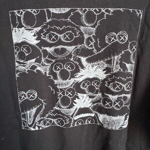 KAWS X SESAME STREET Uniqlo T Shirt Adult Size XXL Black Big Bird Dark graffiti
